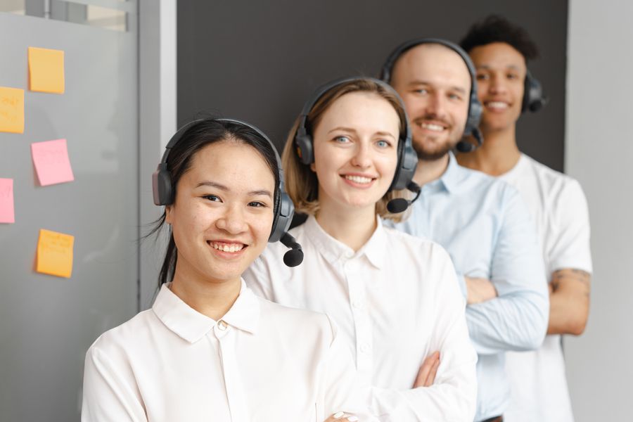 Équipe de conseillers FINIXIAS souriants avec casques
